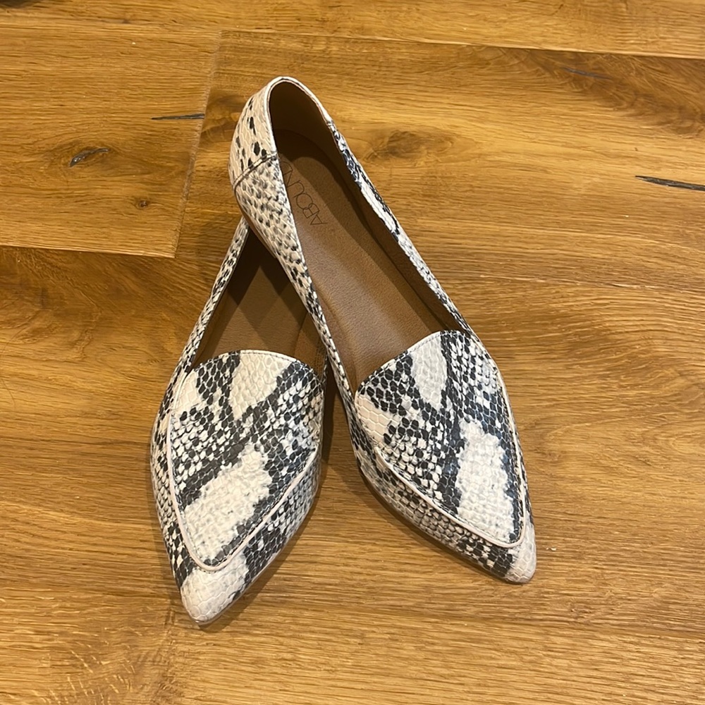 NWT Abound Snakeskin Flats